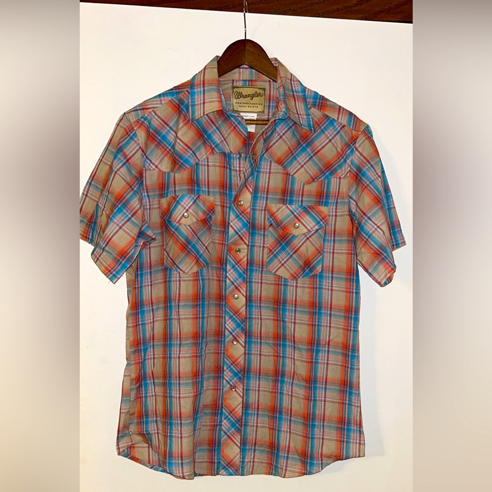 Wrangler men’s button up short sleeve shirt medium
